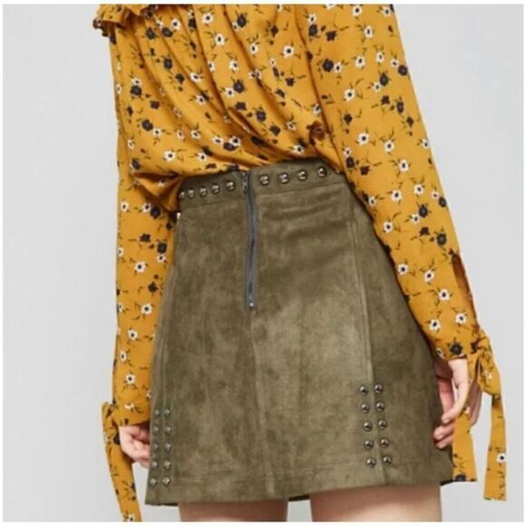 NWT Promesa Faux Suede Mini Skirt With Studs Olive Green Size M - Picture 2 of 10